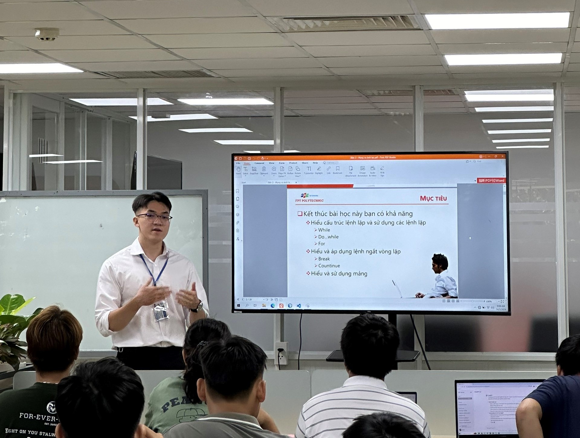 Hình ảnh anh An Duy trong quá trình giảng dạy tại trường CNTT