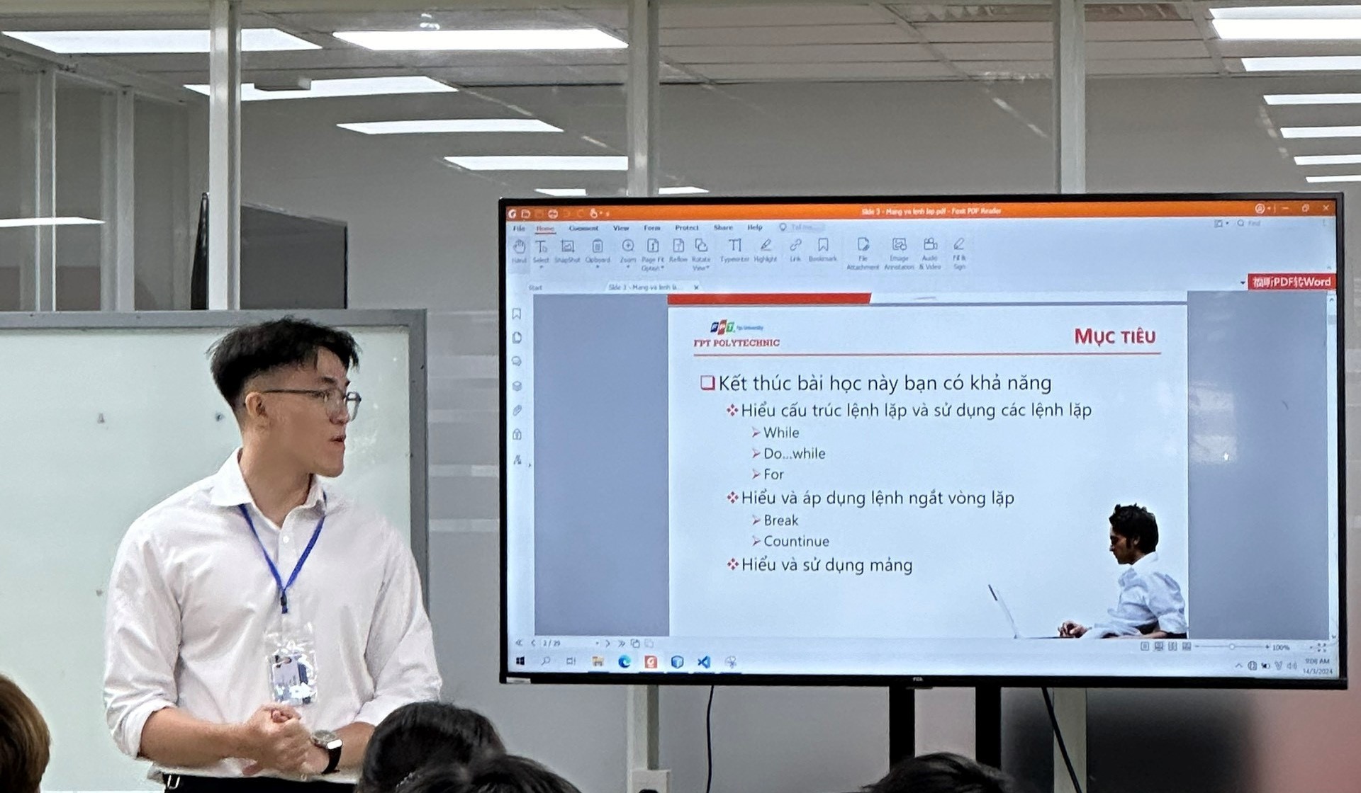 Hình ảnh anh An Duy trong quá trình giảng dạy tại trường CNTT